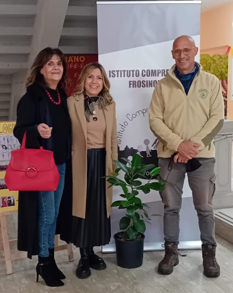 consegna dell'albero di falcone nell'atrio della scuola